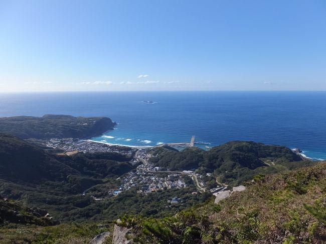 11月の三連休、伊豆七島のひとつ、神津島へ出かけました。ちなみに神津島は東京都です。人生初の船泊です。<br />見渡す限りの海というなかなか見れない景色、天気にも恵まれ、とてもよい休日になりました。<br /><br />11月22日（木）竹芝桟橋からさるびあ丸で神津島へ<br />11月23日（金）天上山トレッキング、神津島温泉<br />11月24日（土）前浜海岸散策、さるびあ丸で大島へ、大島から高速ジェット船で竹芝へ<br /><br />利用ツアー：神々が集いし島・神津島　現地ガイドと行く天上山トレッキングツアー（東海汽船）