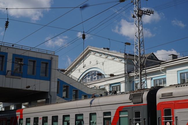 シベリア鉄道でロシア横断<br /><br />ロシア号(002Щ)でモスクワからイルクーツクへ<br />イルクーツクで下車後、イルクーツク、バイカル湖畔を散策。<br />イルクーツクからウラジオストクまで008Н列車(ノヴォシビルスク発ウラジオストク行)で移動。<br /><br />列車の乗車券は"russiantrains.com"というサイトで購入。<br />両列車とも3等車両を予約。<br />モスクワ→イルクーツク: 14,212Руб<br />イルクーツク→ウラジオストク: 8,321Руб<br />合計: 22,533Руб(≒\38,300、手数料込)<br /><br />乗車券はeチケット、PDF形式でメールで受け取り。<br />特に手続きをすることなく、パスポートと印刷したeチケットの提示で乗車できた。<br /><br />