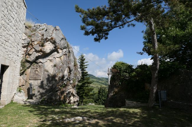 6月12日-7月9日の25泊27日、南イタリアへ行きました♪<br />観光・グルメ・海水浴をたっぷりと楽しんできました♪<br /><br />☆Vol.620：第21日目（7月3日）ピッツォフェッラートPizzoferrato（キエーティ県）♪<br />ピッツォフェッラートは標高1250メートルの山岳村。<br />村は岩山に抱かれるように広がり、<br />村自体が旧市街のまま。<br />岩山の山頂からの絶景を楽しんだら、岩山から下りる。<br />その麓に教会がある。<br />「Chiesa di Santa Maria del Girone」。<br />起源は11世紀であるが15世紀に造られている。<br />しかし、1984年の大地震で崩壊してその後再建されている。<br />近くのマイエッラ山脈をはじめとする山への登山の安全を祈る教会として登山客に人気がある。<br />ゆったりと眺めて♪