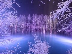 雪降るなかのライトアップによる青い池の七変化