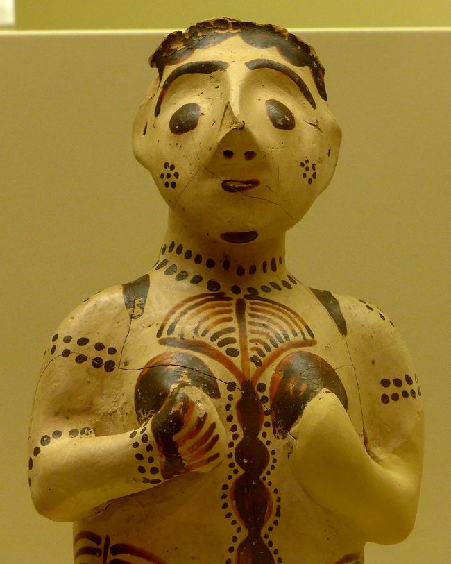 考古学博物館の続き　ギリシャ特有の人型ミニュチュアはここミケーネが発祥の地なのか　BC1400年代から作られているφタイプ　τタイプ　ψタイプ の3つがとり揃っている　さらに神殿から出土した人の人形がおもしろい　僧形にみえる人形もあるがどことなくユーモラス　なかにはなかなかの出来栄えの人形もある　最盛期の紀元前13世紀の土器は段々と形式的幾何学的になる<br />フレスコ画はまるでミノア文明のようだ．そして墓からはあのアガメムノンの黄金のマスク（レプリカ）．そしてギリシャ時代になるとまた生き生きとした絵画がえがかれた壺などが多くなる．<br />紀元前10世紀ごろドーリア人に滅ぼされ，9世紀ごろから始まるギリシャ文明につながっていく<br />ユーモラスな人形やすてきな壺が並ぶ．ミケーネ文明の高さがわかった考古学博物館の見学だった．