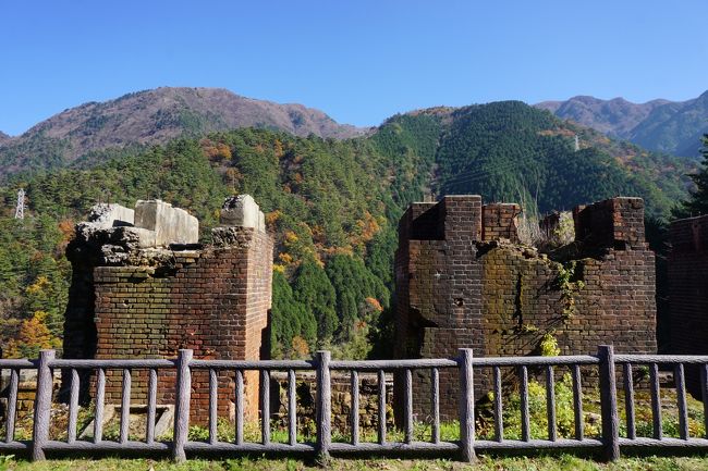 別子銅山産業遺産の観光は、マイントピア別子から始まります。<br />マイントピア別子からトロッコ列車で向かう、といっても歩ける距離ですが、端出場ゾーン。そこからシャトルバスで30分はかかる山の上の東平ゾーンの二つで構成されている一帯。東平ゾーンは、シャトルバスを利用しないでマイカーでも行けますが、道は細くて崖に面した道。あまりお勧めはできません。それにシャトルバスだと現地でボランティアガイドさんがちゃんと案内してくれるし、やっぱりこっちがお勧めです。<br /><br />ところで、別子銅山の成功が住友家発展の基礎となったことはよく知られるところですが、そもそも銅はどのような存在だったのか。江戸時代の貨幣の中心は佐渡金山を始めとする金と銀。銀の方は生産技術の発展もあって石見銀山、生野銀山等、慶長から元和年間にかけて最盛期を迎えますが、生糸の購入等で金銀は国外に大量に流出。貨幣用としての量まで不足してくると、幕府は今度は元禄年間に世界一の産銅国となるなど増産が目立ってきた銅に目をつけ、大坂銅吹屋という機関を使って全国の銅山から産出した荒銅を大坂に集積し、統制管理。国外への支払いは銅を奨励することになります。<br /><br />住友家はこの大坂銅吹屋の筆頭。ちなみに、大坂銅吹屋は、南蛮吹により少量含まれる銀を分離し精銅を製造するという技術を持った集団。その中でも住友家は、寛永13年(1636年)、長堀茂左衛門町に移転した最盛時、銅の3分の1を取り扱っていた筆頭です。別子銅山もどちらかというとその位置づけから押し付けられた面もあるようで。別子銅山請負稼行認可は、4代目住友友芳に対する幕府の命令で、元禄4年(1691年)のこと。以降、住友家の永代請負となり、閉山の昭和48年までの282年間に渡り、通算約70万トンの銅を産出。住友が日本を代表する巨大財閥となる礎となりました。<br /><br />ちなみに、振り返ってみると鉱山、炭鉱を訪ねる旅もけっこう重ねてきました。北からだと、小坂鉱山、常盤炭田、足利銅山、生野銀山、石見銀山、宇部炭田。九州だと飯塚、直方、田川の筑豊炭鉱から北九州の火野 葦平の世界に、万田坑跡の大牟田、三井三池炭鉱。資源小国と言われる日本ですが、なんと鉱山が多いことか。今はすべてが閉山していますが、その原因は資源の掘り尽くしだけではない。採算性も大きな原因。例えば、極端な円安となれば、採算性が復活するものもなくはないんですね。ただ、それで逆戻りできるかというとそうではない。過酷な労働条件に身を置く労働者はもう日本にはいないでしょう。そして、円高の進行で、実は想像以上の産業の構造転換が進んできたのが日本。敢えて付言すると、そのことで結果的に公害をまき散らす産業が海外に移ったのも大きい。日本は公害対策の技術が進んだことも事実ですが、円高により、そうした産業が根こそぎ後進国に移っていったことで公害が解消された面がもしかしたらより大きいことも事実です。<br /><br />横道に入ってしまいましたが、これまで鉱山・炭鉱で課題となっていたのは、北海道の炭鉱、佐渡の金山、それとここ。そういう意味で今回は満を持しての訪問です。