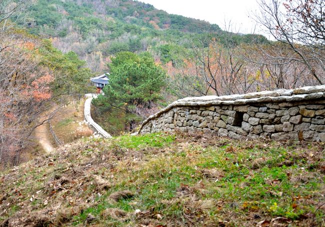 今回は慶州の世界遺産（３件４箇所）と、釜山の金井山城を巡る旅。紅葉のピークは過ぎてはいたものの、まだまだ美しかった。慶州では１日タクシーをチャーターできたので、効率よくしかも計画していなかった名所まで案内してもらい、大変充実した旅となった。<br /><br />１．行程<br />　①中部～釜山～慶州（大陵苑、雁鴨池）<br />　②慶州（石窟庵、仏国寺、良洞マウル、国立慶州博物館、月浄橋）<br />　③慶州～釜山～金井山城～釜山（温泉場、西浦）<br />　④釜山～中部<br />２．世界遺産<br />　・慶州歴史地域（大陵苑他）<br />　・石窟庵と仏国寺<br />　・韓国の歴史的集落群（良洞マウル）<br />