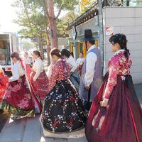 三姉妹で韓国行って来ました。いい年してチマチョゴリ着て観光…良い思い出が出来ました！！