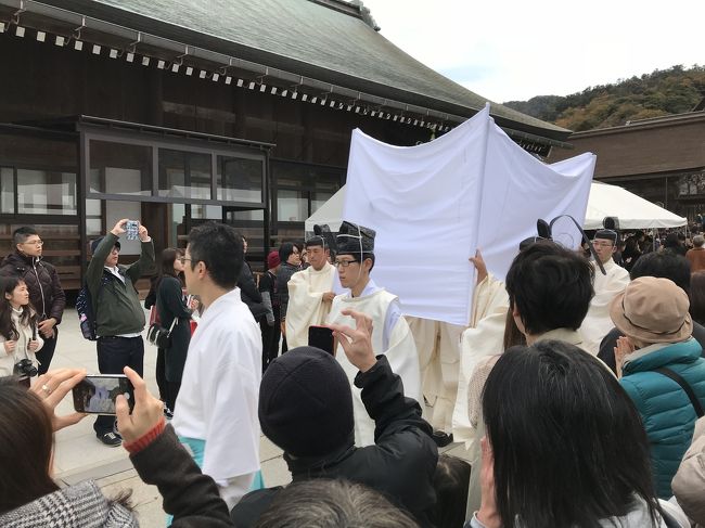 10月の神無月<br /><br />神様が10月の島根・出雲大社にお集まりになり、島根だけは神在月<br /><br />エレガンスだってしあわせになりたい<br />ヽ( ̄д ̄;)ノ=3=3=3<br />日本最強のパワースポット<br />縁結びスポットといわれたら行くしかない。<br /><br />旧暦で今年は11月24日に行われた<br />「縁結大祭」へ参拝してきました。