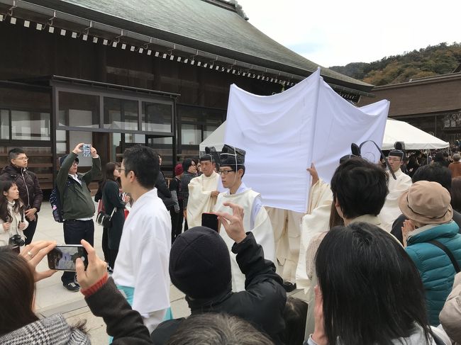 10月の神無月<br /><br />神様が10月の島根・出雲大社にお集まりになり、島根だけは神在月<br /><br />エレガンスだってしあわせになりたい<br />ヽ(￣д￣;)ノ=3=3=3<br />日本最強のパワースポット<br />縁結びスポットといわれたら行くしかない。<br /><br />旧暦で今年は11月24日に行われた<br />「縁結大祭」へ参拝してきました。