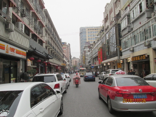 上海で有名な呉江路美食街と並ぶ飲食店街の雲南南路美食街です。雲南南路美食街は雲南料理の他、中国各地の特色料理が食べられます。雲南料理の代表は火鍋。夏でも人気ですがやはり寒くなると熱々を食べたくなりますね。今年は異常気象が永かったですが11月に入り、寒くなりました。休みの日は家族で火鍋を食べたいとの思いで多くの家族連れが雲南南路に集まっています。店の前では火鍋に炭を起している風景が一層、火鍋を食べたくなります。私一人旅は火鍋が食べられません。何処か一人鍋を食べさせてくれる店は無いでしょうか。雲南南路でなければあります。<br />