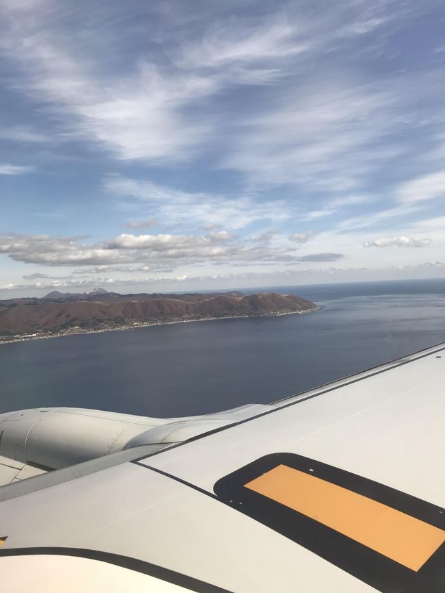 温泉の恋しい季節になってきましたね。今回は久しぶりに、温泉を求めて行って,道南は函館・大沼へ行ってきました。観光シーズンも一息ついた、のんびり北海道へ！<br />出発は、大阪国際空港（伊丹）から、函館空港へ。そこから、いつものように、レンタカーを借りての周遊です。<br /><br />函館空港へは、この時期直行便が１便しかなく、それでなくても、時間は限られているというのに、向かう途中、電車でアクシデントがあり、事もあろうに、車内で足止めに。これは焦りました・・・なんてこったい(;^_^A<br />仕方がないので、最寄駅で下りてタクシーをと思いきや、来るタクシーは既に乗車済みばかり！時間は迫るわ、タクシーも乗れないわ・・・てなことをしているうちに、わあ、もうこんな時間！途方に暮れていると、何と脇道から一台の空車！ヨッシャーと思って止めたら、同時に手を挙げた方がいらっしゃり、バッティングしたではありませんか！でも、そこは譲れない・・・今回は譲れない・・・で、その方の行先を訪ねたところ、同じ方向であることが判明。失礼かとは思いましたが、シェアさせて下さいとお願い致しました。相手の方は快く引き受けて下さって、何とかリムジンバスに乗ることが出来ました。感謝、感謝の旅の始まりです。