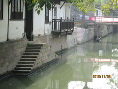 上海の新場古鎮・古駁岸・水路脇の路