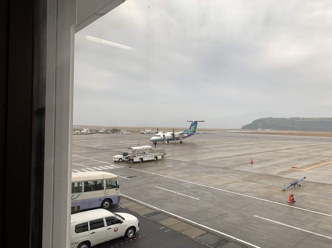 長崎から飛行機で対馬に渡り、そこからバスで北部の比田勝まで行って、高速船で釜山に渡りました。<br /><br />まずは長崎空港から対馬空港、そして厳原中心部の様子です。