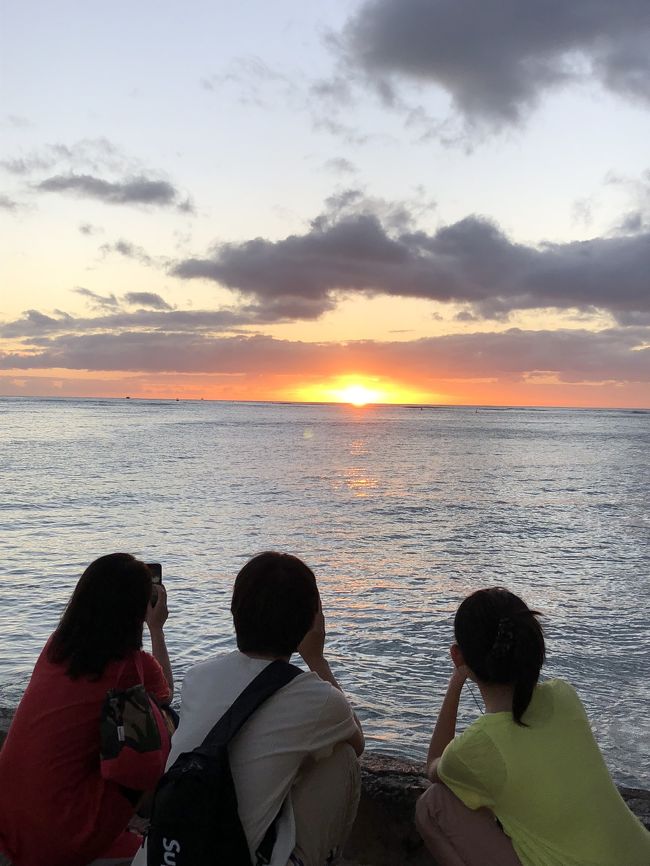 3泊5日。4人家族での旅行。家内とは3度目のハワイで、長男は2回目、長女は初めて。パラセイリングや買い物などリゾート地での休日を満喫しました。ワイキキビーチから見たダイヤモンドヘッドや海の眺めは最高でした。また、朝食でアウトリガーホテルの1階にあるデュークスに2度行きましたが、中学校の長女がすっかりお気に入りに。ハワイは何度行っても楽しめる最高のリゾート地ですね。