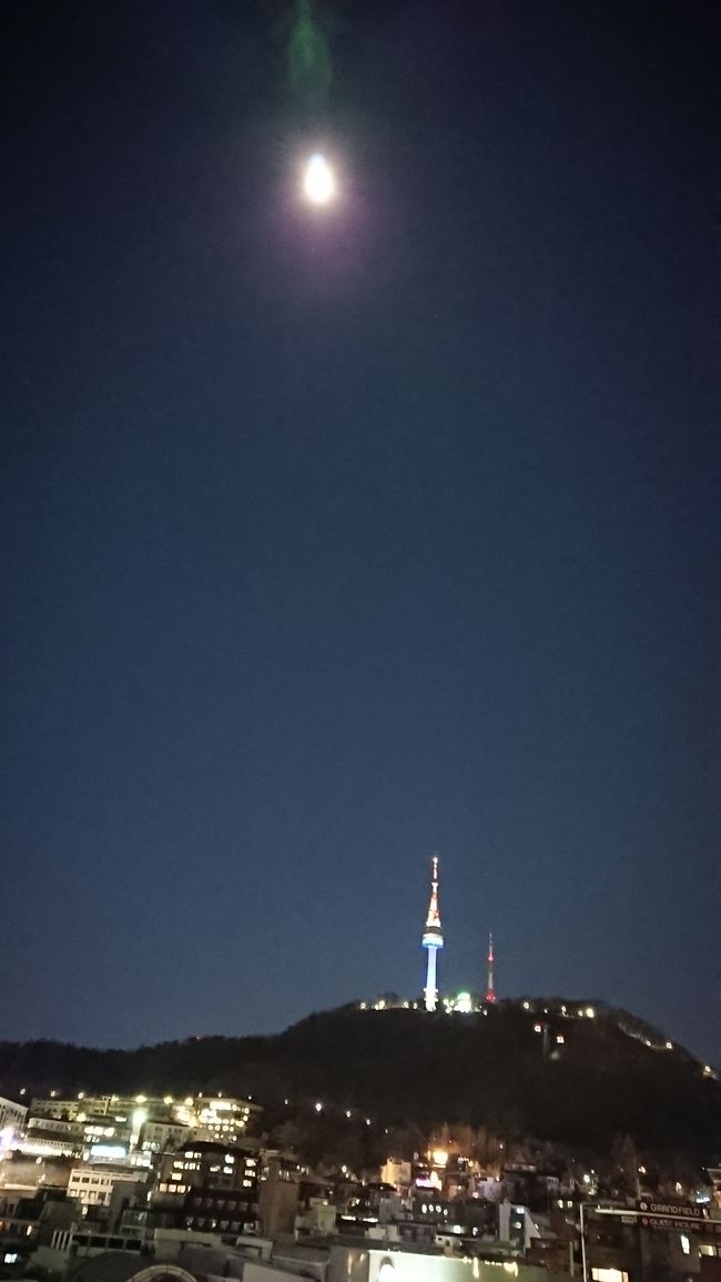 たまたま満月時にソウルへ～。<br />泊まったホテルの屋上から極上のお月様を眺めることが出来ました&#10084;️<br />スマホの限界でまん丸のお月様ではありませんが。。(笑)<br />空気も澄んでいて最高の夜でした。