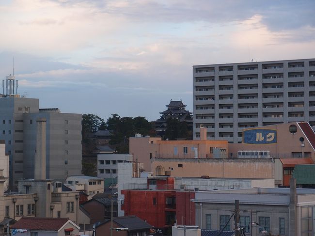 古代出雲歴史博物館目的で決めた島根行き、1泊目は出雲市、2泊目は松江市で宿を取りました。<br />これならのんびりできそうだと思っていたのですが連休に予定されていたのは神在月の神在祭。出雲大社は神様も崇敬者もたくさん訪れるようです。<br /><br />「2018秋しまね その2、うろうろ松江」は、出雲から松江に移動して過ごした旅行2日目の記録です。