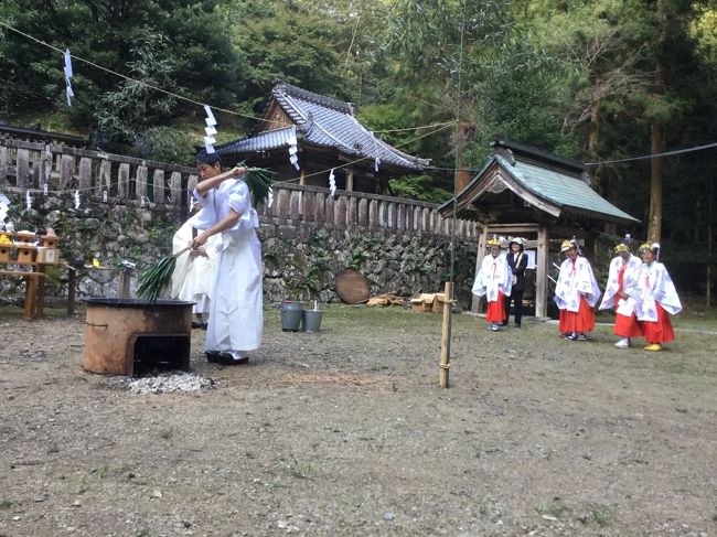 復活した伝統行事の湯かけ神事を見学、高富町の由緒ある十五社神社に伝わる行事。<br />氏子さんたちが神社関係者と神聖な行事を復活されたもので、とても可愛い巫女さんもお出ましでした。