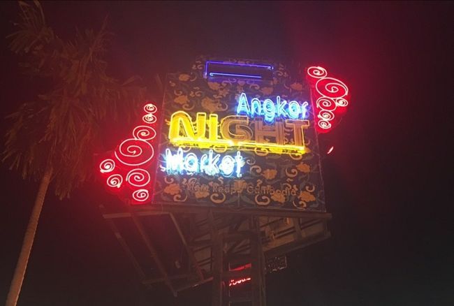 2018年の秋休みは一度は訪れたいと思っていたアンコールワットへ3泊5日で行ってきました。<br /><br />今回の旅のエアーとホテルはExpediaで手配。<br />アンコールワットがあるシェムリアップの空港への日本からの直行便は無く、必ずどこかでのトランジットが必要ってことで、タイでのトランジット便を選択。セントレア-タイ間の往復はJAL、タイ-シェムリアップ間はJALのコードシェア便バンコクエアウェイズとしました。<br />ホテルはHP写真の雰囲気と口コミ評価の良さで選んだゴールデン・テンプル・ブティック。このホテル、設備・サービス・立地とどれも素晴らしく、良い選択をしていました。<br /><br />1日目はカンボジアへの移動、ホテルチェックイン後、ナイトマーケットなどの散策です。