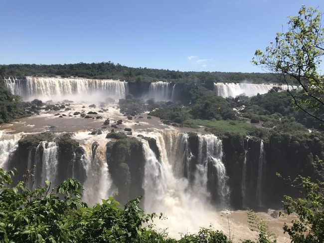 マチュピチュ旅行のおまけで選んだイグアスでしたが今までの旅行の中で最高にダイナミズムを感じた旅となりました。WiFiを使って都度家族へ画像を送りましたが、家族および転送された友達らが異口同音に訪問を希望をし、1組はガン手術後の鬱憤ばらしに訪問を計画し始めました。ヘリコプターに滝に突入した船からの画像に皆感激でした！