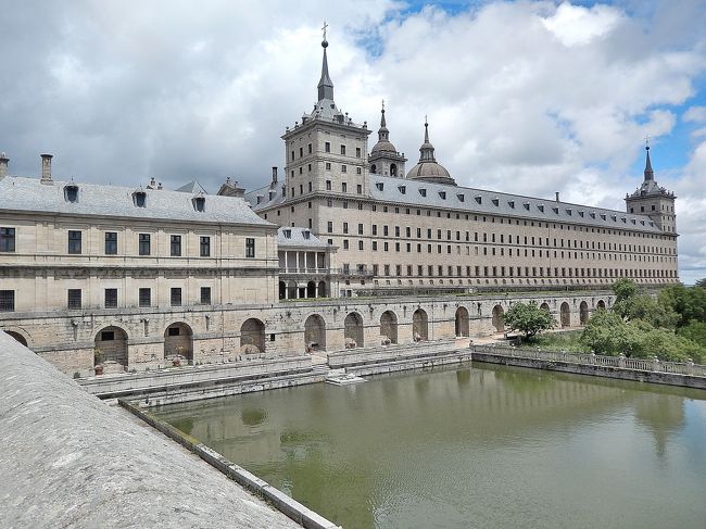 2016年5月8日から6月10日までの1か月ちょっと、スペインとポルトガルを一人旅しました。もう2年以上経ってしまったけれど、思い出しながら綴っていこうと思います。<br /><br />スペインは言わずもがなカトリックの国です。イタリアで教会の素晴らしさを知ってしまった私にとって、今回の旅の目的は、1.教会を訪れること、2.美術館で絵を眺めること　そして最終目的地をサンチャゴ・デ・コンポステーラにすること　でした。特定の宗教を信仰しているわけではありませんが、神を畏れ、神を敬うことによって、人間達が生み出した様々な創作物・文化を心より愛してやみません。<br /><br />古来より何百万もの人々が時に命さえかけて目指したコンポステーラの町、そしてその道中(El  Camino）は宗教観が異なる者にとっても大変魅力的でした。可能であれば長い巡礼の道を歩いて行きたかったのですが、体力的にバックパッカーは難しい。でも、徐々にコンポステーラに近づくことによって、巡礼者の気分を少しだけでも味わいたいという、無理難題、大変我儘な希望を叶えるために、作成したのが、な～んちゃって、コンポステーラ！　巡礼者の方には合わせる顔がないのですが、以下のようなプランが出来上がりました。<br /><br />今回の旅はスペインの後、ポルトガルへと続いたのですが、私の頭の中では旅は一旦サンチャゴ・デ・コンポステーラでお終い。そこからまた新たな旅が始まったと思っています。こじつけ、そして自己満足の塊のような旅となりましたが、よろしければお付き合いください。<br /><br /><br />日程表　スペインの部<br />5月8日(日）　　東京→マドリッド<br />5月9日(月）　  マドリッド<br />5月10日(火)　  マドリッド(セゴビア）<br />5月11日(水)　　マドリッド（アヴィラ）<br />5月12日(木)★  マドリッド（エル・エスコリアル）<br />5月13日(金）　 マドリッド（アルカラ・デ・エナーレス）<br />5月14日(土）　 マドリッド→ブルゴス→ビルバオ<br />5月15日(日）　 ビルバオ<br />5月16日(月） 　ビルバオ（サン・セバスチャン）<br />5月17日(火）　 ビルバオ（ヴィトリア）<br />5月18日(水）　 ビルバオ→オヴィエド<br />5月19日(木）　 オヴィエド<br />5月20日(金）　 オヴィエド→レオン<br />5月21日(土）　 レオン<br />5月22日(日）    レオン→アストルガ→レオン→サンチャゴ・デ・コンポステーラ<br />5月23日(月）　 サンチャゴ・デ・コンポステーラ<br />5月24日(火）    サンチャゴ・デ・コンポステーラ<br />5月25日(水）　 サンチャゴ・デ・コンポステーラ（→ポルトガル　ポルト）<br /><br />マドリッド滞在も早くも5日目です。今回、ラフなプランではマドリッド滞在中にセゴヴィア、アヴィラ、エル・エスコリアル、クエンカに行く予定で、そのために3日間エクスカーション・デイをとっておいたんですが、それも今日もお終い。ということはクエンカはまたしてもお預け？　実は2010年にスペインを訪れた時にも、クエンカは涙を呑んで諦めた場所。日帰りではちょっときついスケジュールになるんですよね。現地滞在時間が2時間とかだと、私の場合、お話になりません。と言うわけで、クエンカと比べたらかなり期待値的には低いエル・エスコリアルを選んだ私の心境はいかに？<br /><br />答えは簡単です。近いから・・・