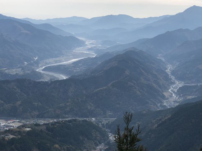 下部温泉に一泊した翌日は身延線で、日蓮宗の総本山、身延山久遠寺にお参りをしました。<br /><br />前日の下部温泉の旅行記はこちら<br />https://4travel.jp/travelogue/11427863<br /><br />下部温泉から身延山へは列車、バスの本数が少ないので、時刻は要チェックです。<br /><br />身延山の三門の大きさ、石段の長さにびっくりしました。この石段は287段ありますが、1段づつがとても高いのです。石段の下から上まで高低差104mで287段ということは、単純計算で1段が35㎝ということです。普通の駅の階段は20㎝程度ですから、足を1歩上げるのも「よっこらしょ」でした。<br />登りきった広い境内は伽藍も立派でした。健康のことを絵馬に書いて奉納しました。本堂内部や地下の宝物館、隣の祖師堂も見学しました。<br />境内のロープウェイ駅から身延山山頂の思親閣に上がりましたが、富士山もくっきり見える景色で大満足でした。<br />広大な景色を眺め、清浄な空気を吸い、足は疲れたけれどすっきりと身が清められた感じがしました。<br /><br />なお、新宿―身延間は2,900円で行ける高速バスがあります。身延山まで乗り換えなしで行けるし値段も安いのですが、甲府行きのバスで酔ったことがあるので、今回は使いませんでした。バスが大丈夫な人なら、バスのほうが楽ですね。