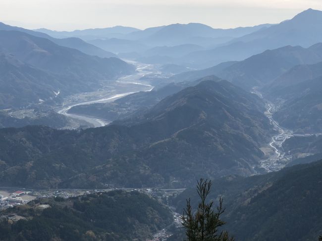 下部温泉に一泊した翌日は身延線で、日蓮宗の総本山、身延山久遠寺にお参りをしました。<br /><br />前日の下部温泉の旅行記はこちら<br />https://4travel.jp/travelogue/11427863<br /><br />下部温泉から身延山へは列車、バスの本数が少ないので、時刻は要チェックです。<br /><br />身延山の三門の大きさ、石段の長さにびっくりしました。この石段は287段ありますが、１段づつがとても高いのです。石段の下から上まで高低差104mで287段ということは、単純計算で1段が35㎝ということです。普通の駅の階段は20㎝程度ですから、足を1歩上げるのも「よっこらしょ」でした。<br />登りきった広い境内は伽藍も立派でした。健康のことを絵馬に書いて奉納しました。本堂内部や地下の宝物館、隣の祖師堂も見学しました。<br />境内のロープウェイ駅から身延山山頂の思親閣に上がりましたが、富士山もくっきり見える景色で大満足でした。<br />広大な景色を眺め、清浄な空気を吸い、足は疲れたけれどすっきりと身が清められた感じがしました。<br /><br />なお、新宿―身延間は2,900円で行ける高速バスがあります。身延山まで乗り換えなしで行けるし値段も安いのですが、甲府行きのバスで酔ったことがあるので、今回は使いませんでした。バスが大丈夫な人なら、バスのほうが楽ですね。