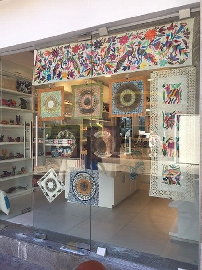 この間、プラヤデルカルメンの町をブラっとしてきたんですが、メキシコのオトミ族の方たちが作る<br /><br />オトミ刺繍の雑貨を販売しているお店がありました！<br /><br /> <br /><br />