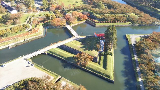 北海道は「でっかいどう」～だけど、以外にも二泊三日で結構色々体験できる事を知る｡函館だけなら一泊でもOKね！<br /><br />☆初日が&quot;bririantなホテルステイ&quot;だったから、二日目はちょっと。｡修学旅行の団体さん宿って気分だけど？<br /><br />☆やはり大陸からも大勢押しかける『函館』は、かなり有名らしいわね。地震にもめげない団体さんのパワーに押され気味～<br /><br />☆定番の朝市では、海鮮売り場よりドラッグストアに列を成し？籠一杯の薬や化粧品をレジの前に並べたままTime&#39;s up!の号令でトンズラ？？店員さんの苦い顔に日本人は失笑しか残せない。色々有りの函館散歩～