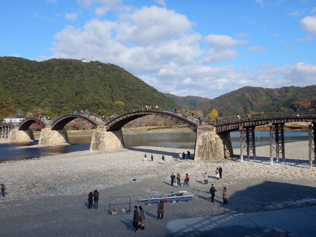 １１月後半の３連休、紅葉を見るために広島から山口の岩国・萩にかけてを観光しました。<br /><br />観光の初日は、岩国へ。<br /><br />朝から錦帯橋と岩国城下を巡り、実は岩国に近い宮島にあなご飯を食べに行きました。気候の良い３連休だったので、人でも多く、特に宮島は混みあっていました。