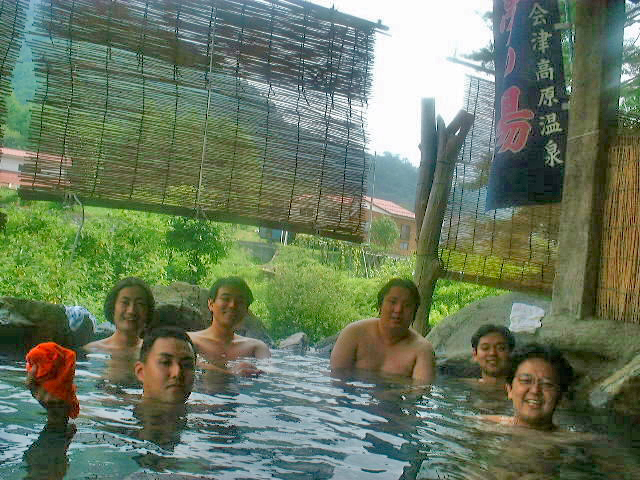 わーちゃん、たかぢ、倉ちゃん、課長、杉ちゃん、けんいちの6人旅です。<br /><br />福島・鱒沢でキャンプをしたときの銭湯代わり、そして帰り道に温泉にいくつも入りました。良い思い出です(^-^)<br />