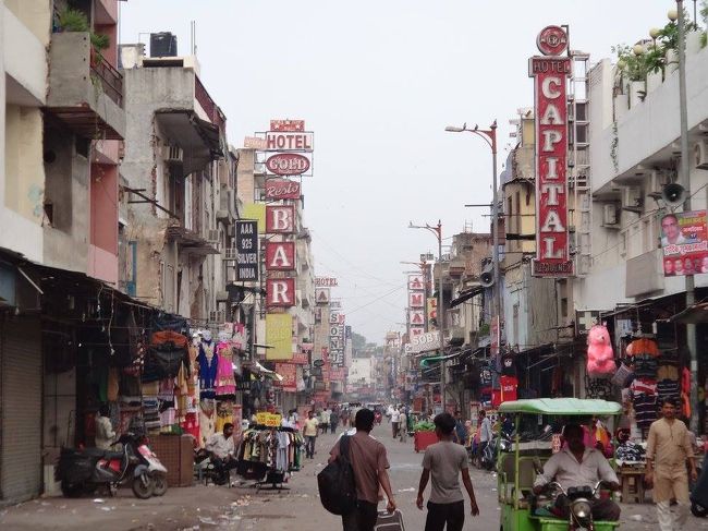 夏休みを利用して、インドにやってきた。<br />インドに行くという長年の夢がやっと叶った。<br /><br />空港で劇場型詐欺を繰り広げる人や、様々嘘をついて旅行代理店へ連れて行こうとする人など、地球の歩き方に載っているような人々にも実際にお会いすることができた(すべて撃退!)。<br /><br />またインド人は写真を撮られるのが大好きなようで、今日1日で10回近く「あなたのカメラで写真撮って―!」と言われ、その内2回「君はガンジーに似てるね(特にメガネが)」と言われた・・・。<br /><br />一人旅をしていてとても楽しい国だ・・・