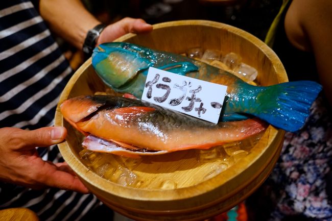 真夏じゃない沖縄旅行が最近のお気に入りです。<br />今回は、本島３泊、宮古島３泊の計７日間。<br />最高気温は、２８℃で旅行中は基本半袖半ズボン、夜が少しヒンヤリするぐらいで<br />まだまだ夏を感じられる気候でした。<br />真夏の焼けるような強い日差しがない分、観光をするにも海に入るにも最高の気候でした。<br /><br />《宿泊ホテル》<br />１泊目　　 ナハテラス<br />２泊目　　 ザ・リッツカールトン沖縄<br />３泊目　　 ジ・アッタテラス　クラブタワーズ<br />宮古島へ移動<br />４,５泊目　シギラベイサイドスイート アラマンダ <br />６泊目　　 ホテル　ローカス