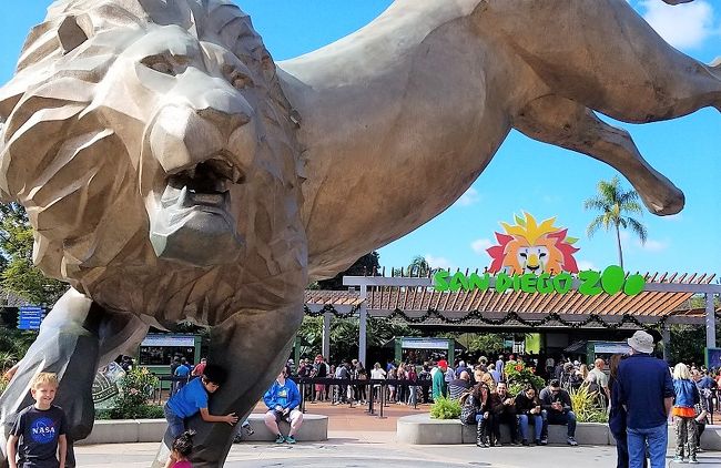 かなたです。サンクスギビングのホリデーウィークにサンディエゴとL.A.に行ってきました。今回紹介するのは、サンディエゴ動物園 San Diego Zooです。このサンディエゴ動物園はサンディエゴ市内にある、バルボアパーク内にあります。実はこの園内には動物園以外にも博物館や美術館、劇場などがあります。とても一日では全て見てまわることは不可能なボリュームです。<br /><br />また、このサンディエゴ動物園の詳細も含め、アメリカ西海岸でのアクティビティについてこちらのサイトで紹介しています。（^^）<br />https://fishing-outdoor.com