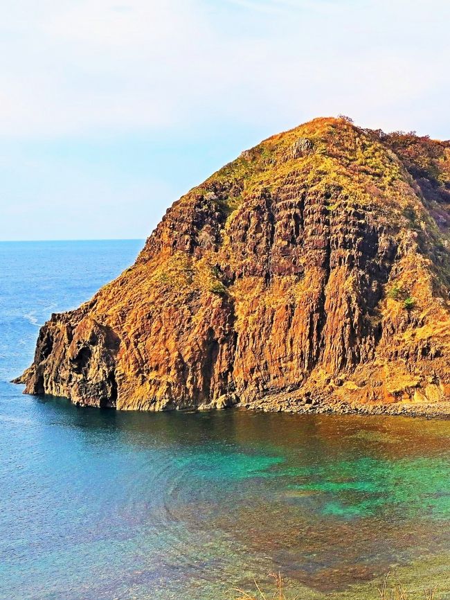 二ツ亀・・   並んだ亀に見える「沖の島」と「磯の島」<br />二匹の亀がうずくまっているように見える島。潮の満ち引きで景色が変わる。海水の透明度は佐渡随一を誇り、二ツ亀海水浴場は「日本の快水浴場100選」にも選ばれています。<br />「大野亀」とともに、『ミシュラン・グリーンガイド・ジャポン』で二つ星として掲載されています。<br />https://www.visitsado.com/spot/detail0134/　より引用<br /><br />佐渡の最北端「鷲崎（わしざき）」からここ「二ツ亀」を通り、「尖閣湾」までの約50kmの地域を外海府といいます。佐渡の中で最もダイナミックな景観と透明度の高い海など、手つかずの大自然が残っている地域です。<br /><br />ホテルのすぐ横にある「二ツ亀」は国定公園であり、佐渡の代表的な景勝地のひとつです。2匹の亀を伏せたような形に見える事から、この様な名前がつきました。夏は、佐渡屈指の透明度を誇り、環境省認定の、日本の快適水浴場100選に選ばれている二ツ亀海水浴場で知られていますが、春夏秋冬、日々、日の光で変わる二ツ亀の情景は見事です。<br /><br />大野亀は、標高167メートルの一枚岩が海に突き出しているその姿はまさに圧巻。頂上には善宝寺石塔があり、外海府の全貌を一望できます。初夏のトビシマカンゾウ、岩を彩る岩百合は険しい風景の中に華やかさを添えてくれます。また俗説ですが、二ツ亀、大野亀の「亀」は、前途の、“かたち”の亀の他に、亀＝アイヌ語のカムイ＝神聖な島を意味する事がこの地の由来ともいわれています。<br /><br />SADO二ツ亀ビューホテルについては・・<br />http://www.sfht.co.jp/<br /><br />歴史と感動の島　佐渡の大自然を訪ねる感動の旅　3日間<br />～様々な魅力を秘めて日本海浮かぶ憧れの島・佐渡ヶ島へ！！～阪急交通社　 クリスタルハート<br />2日目<br />佐渡・相川（8：00発）＝＝◎尖閣湾揚島遊園（佐渡を代表する奇岩怪石の景観）【約30分】＝◎佐渡金山（徳川幕府の財政を支えた金山）【約60分】＝＝SADO二ツ亀ビューホテルにて海鮮ちらしのご昼食・・・・・・○二ツ亀（2匹の亀のように見える奇岩）【約80分（昼食時間含む）】○大野亀（亀のように見える巨大な一枚岩）【約20分】＝＝＝＝☆玉堂窯元（無名異焼の窯元にて買い物）【約20分】＝＝○夫婦岩【約20分】＝＝佐渡・相川＜泊・17：00頃着＞〔2日目：バス走行距離数約122ｋｍ〕 <br />【宿泊先：ホテル大佐渡【指定】<br /><br />外海府海岸（そとかいふかいがん）は、新潟県の佐渡市の北部に位置する海岸。両津地区の弾崎から相川地区の尖閣湾まで伸び、約50キロメートルにも及ぶ大規模なものである。海岸段丘が発達しており、一帯には奇岩、奇勝が連続する県下随一の景勝地として名高く、佐渡弥彦米山国定公園の代表的な景勝地の一つで、佐渡海府海岸として国の名勝にも指定されている。 <br />大野亀（おおのがめ）・二ツ亀（ふたつがめ）海上に屹立する巨大な一枚岩。大野亀の高さは海抜168メートル にも及ぶ。初夏の頃にはトビシマカンゾウが咲き乱れる。<br />（フリー百科事典『ウィキペディア（Wikipedia）』より引用）