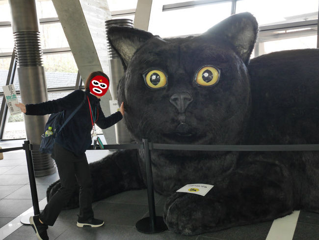 今年ももう1か月、羽田で見学といえばJAL,ANAの機体工場。でも忘れちゃいけないヤマトグループが運営する、日本最大級の物流施設クロノゲートがあります。<br />東京都大田区羽田旭町に位置し、2013年(平成25年)9月20日に竣工した羽田クロノゲートは、比較的予約も取りやすく、なんと海外観光客のメジャーな見学コースでもあります。
