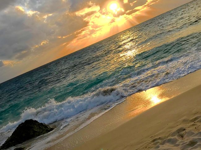 この時期、最高にクリアな海の中が見たくて <br />毎年、欠かせなくなってしまった冬の島旅。。。<br />しかし、南の島とはいえ、寒さ増す中、海中へ同行してくれる友人を探すのは<br /> 毎年、一苦労 <br />ところが、今年は夏の多良間メンバーと伊良部大好きメンバーも一緒に<br />夏の終わりから計画し、女子5人で、冬の島を満喫してきました。<br /><br />メンバーは,夏の多良間から本格的にスキンダイバーを目指したい<br />☆☆虎キチお岩さんこと(虎ちゃん)<br />☆@ヨッシー<br /><br />私の旅に欠かせないメンバー、今年も島への渡航数は私の知る限り最高の<br />☆ririkoさん<br />☆akiちゃん<br /><br />カレンダーを見ると、タイミング良く 満月/大潮<br />大潮の干潮時に現れる 幻のビーチ 天国の海が見られる下地島17END<br /><br />メンバー全員で、癒されてきました。