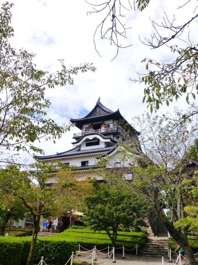 2018年は結婚○周年の節目の年でした。で、お祝い旅行でGWにカナダ西海岸へ行く予定でしたが、親族が体調を崩して入院したためキャンセルすることに……。<br />そんなわけで、カナダ旅行は2019年（今年）に延期することにしましたが、記念の年にお祝いなしでは寂しすぎるので、前から行ってみたいと思っていた愛知の犬山へ１泊で行くことにしました。<br />犬山に泊まってみたい宿があったのも、旅先に選んだ理由のひとつ。<br /><br />天気予報では２日間とも雨でどうなることかと思っていましたが、お天気の神様が味方してくれて、観光中は両日ともほぼ晴れてくれました（夜から朝にかけては豪雨だったけど）。<br /><br />往復のアクセスは「ぷらっとこだま」を利用しました。「のぞみ」や「ひかり」より少し時間はかかるけど、新横浜から名古屋までだと30分くらいしか違わないし、割安な上、片道＋1000円でグリーン車に乗車でき、往きと帰りでワンドリンクのサービスまであり、コスパがとてもいいと思いました。<br /><br />★ぷらっとこだま（JR東海ツアーズ）<br />http://www.jrtours.co.jp/kodama/?cid=kodama&amp;SC_PPC&amp;gclid=EAIaIQobChMIkYDDpN3u2gIVC3y9Ch1BfQ3AEAAYASAAEgJAbfD_BwE<br /><br />【１日目】<br />犬山城見学＆城下町散策<br />（灯屋　迎帆楼 泊）<br /><br />【２日目】<br />明治村散策