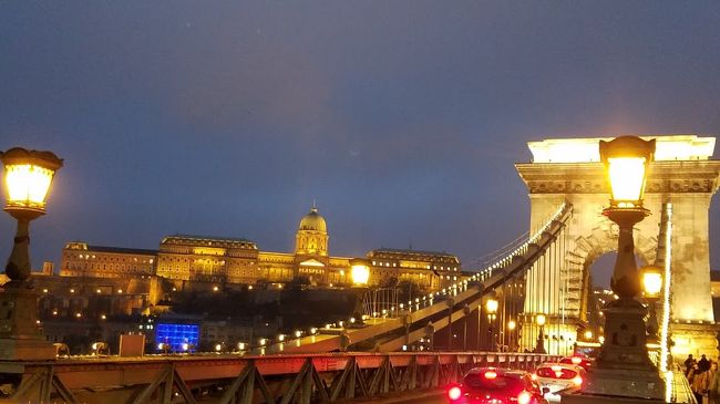 2018年11月16日から24日までの7泊9日間 <br />ウィーンとブダペストを旅してきました <br />なんとかクリスマスマーケットも始まっていました<br />初冬のヨーロッパは初めてでしたが やはり暖冬のようで<br />直前の天気では東京とさほど変わらない気温でした<br />しかし 急に気温が下がり始め・・・<br /><br />11月16日(金)フィンエアAY74 11:55成田→ヘルシンキ15:10<br /> 同日 フィンエアAY1475 17:00ヘルシンキ→ウィーン18:30<br /><br /> ホテル カイザーホフウィーン宿泊<br /><br />11月19日(月)OBB RJ61<br /> 11:40ウィーン中央駅から14:19ブダペスト東駅に移動<br /><br /> ホテル ヴィクトリアブダペスト宿泊<br /><br />11月23日 AY73 11:30ブダペスト→ 11/24成田10:00<br />