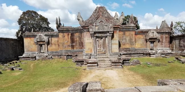 初めてカンボジアの個人旅行に行って来ました。メインはカンボジアの雰囲気、町の様子、カンボジアの子供たちがどうなのかな？を見たくて。ついでに世界遺産でもある遺跡群巡りを行ってきました。今回の旅行はツアーは利用せず全てネットで飛行機、ホテルの予約を行いました。最初は大丈夫かドキドキでしたが、カンボジアでも平気でした。