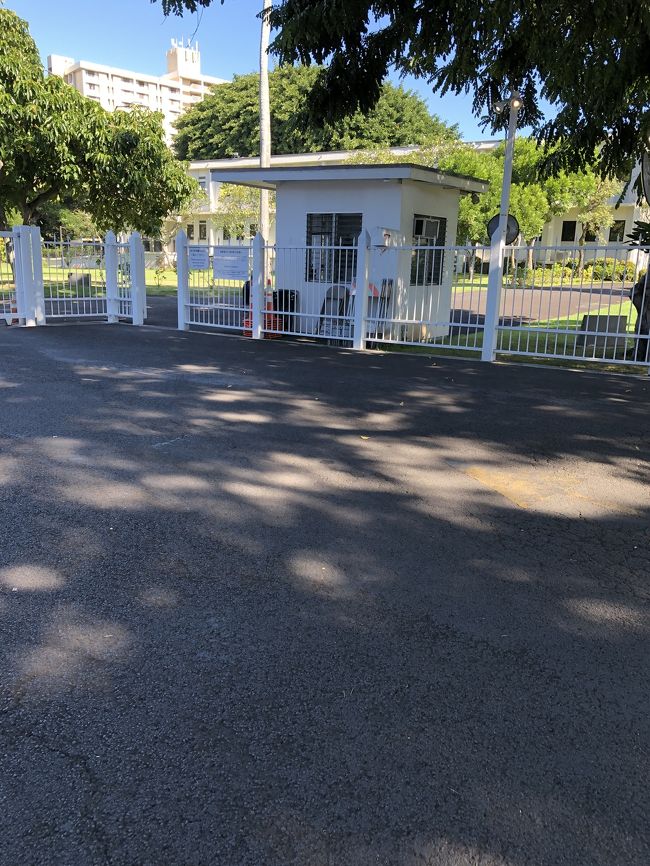ハワイで 問題が起こったら<br />領事館へ。 <br />1742 Nuuanu Ave.<br />Honolulu HI96817<br />Tel: 808-543-3111<br />Fax: 808-543-3170<br /><br />開館時間<br />月曜日~金曜日<br />8:00-12:00, 13:00-16:00<br /> (12:00-13:00まで昼食休憩となります)<br />日本領事館専用のパーキングが有りました。<br />車を止め、セキュリティーの方が立ってる場所に行き、名前と来た理由を書いて<br />真っ直ぐ歩いて行くと、領事館のビルディング<br />中に入ると 日本人のスタッフの方が<br />直ぐに 来てくれます。