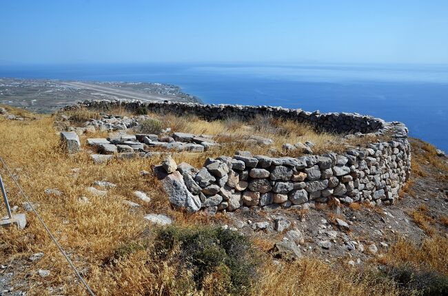 キクラデス諸島は古代遺跡の宝庫でキクラデス文明の名で有名ですが、サントリーニ島でも遺跡が４か所の遺跡があり最大規模となるのが古代ティラ遺跡です。<br />山の頂上付近に紀元前９世紀からビザンチン時代まで１０００年以上にわたって栄えていたとは驚きます。<br /><br />