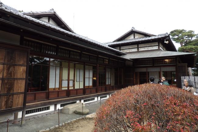 神奈川県中郡大磯町西小磯にある旧陸奥宗光邸跡には大正14年(1925年)に再建された「聴漁荘」が残っている。<br /> 陸奥宗光(天保15年(1844年)~明治30年(1897年))は明治期に活躍した政治家である。明治27年(1894年)に自身の療養のため大磯に別邸を構えた。陸奥宗光は明治16年(1883年)から明治20年(1887年)まで、当時は流水豊富で風光明媚の地だった東京都台東区根岸に旧陸奥宗光邸を構えていた。明治20年(1887年)に六本木に転居し、その後は西宮氏が住んでおり、当時の建物が西宮邸(旧陸奥宗光別邸)として現存している。しかし、最後の住まいは、現在の北区西ヶ原の旧古河庭園であり、ここで明治30年(1897年)に54歳で亡くなった。墓所は大阪市天王寺区夕陽丘町に営まれたが、昭和28年(1953年)に鎌倉・壽福寺に改葬されている。<br /> 陸奥は明治25年(1892年)に第2次伊藤博文内閣で外務大臣に就任すると、明治27年(1894年)には不平等条約の改正、翌年の日清戦争勝利に貢献した。しかし、外務大臣として多忙の日々が続いたため、持病の肺結核が悪化し、伊藤博文の進めもあり明治28年(1895年)5 月からここ大磯で療養することとなった。しかし、療養中にも日清戦争の戦後処理などで多忙が続いたこともあり、明治30年(1897年)に亡くなったが、終焉の地はここ大磯ではなく、古河邸がある北区西ヶ原である。なお、Web(http://www.pref.kanagawa.jp/docs/x2n/cnt/f3670/documents/07-3_mutsu.pdf)の内容には没年の間違いや、没地がここ大磯であるかのような印象を与えているが史実とは異なる。<br /> その後、宗光の次男で、古河市兵衛の養子になった潤吉が当別邸を譲り受けた。しかし、関東大震災(大正12年(1923年)で建物が損傷したため、大正14年(1925年)に建替えられた。その後は古河家の海の家として維持されていたのだろう。<br /> 旧陸奥宗光邸と名付けられてはいるが、邸が建てられた後、陸奥が存命中だったのはたったの3年間だけである。しかも、現在、残っている建物は再建されたものである。また、この邸で最後を遂げた訳でもない。<br /> 今回は国土交通省 関東地方整備局が主催する明治記念大磯庭園・明治150年記念公開で訪れた。<br /> 「聴漁荘(ちょうぎょそう)」と名付けられており、この扁額が掛かる玄関を入ると畳が敷かれた4畳半がある。こうした邸宅にも茶室でなくても4畳半の畳の間があることには驚いた。聴漁荘では廊下に屋久杉を使った棚がある。<br /> 聴漁荘で一番驚いたことは床の間の掛け軸が横山大観筆の滝の絵で、大観が逗留して庭の立派な石に腰かけて庭の落差5mの滝を描いたものだという。大観の絵は小さい富士山の絵でも6,000万円はするというから、この掛け軸の大きさなら、数億、3億円とかするだろう。大観が聴漁荘に逗留していた期間は知らないが、現在では3億円もするものを残しているのであるから、驚きを禁じえない。しかも、それがさりげなく床の間に飾ってある。これほどの人が出入りしているのであるからレプリカであるべきだが、古河財閥も芸術家のパトロンとしての面も伺える。なお、現金で3億円ともなれば30kgもあり、持ち出すことは大変であるが、掛け軸ならば1kg程度であろうか。誰でも持てる重さで丸めると30cm程度の長さになってしまう。かさばらないのが掛け軸の特徴でもある。<br />(表紙写真は聴漁荘)