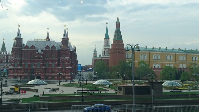(2度目以降の、少しだけディープなロシア旅行を計画中の方にとって、この旅行記が少しでも参考になればうれしく思います。)<br /><br />2018年は1月と5月の2回、モスクワ(とサンクトペテルブルク)を訪れる計画を立てた。今回は5月のモスクワ編であるが、5月4日から4日間の滞在期間中に訪ねたのは、救世主ハリストス大聖堂、プーシキン美術館(ヨーロッパコレクション部)、ボリショイ劇場新館(バレエ鑑賞)、国立モスクワ音楽院、赤の広場とニコリスカヤ通り、トベルスカヤ通りの戦勝記念日軍事パレードのリハーサル、ノヴォデヴィチ修道院&墓地、カトリック教会、モスクワ動物園など。初めてモスクワを訪れる人向けのツアーなどではあまり行かない場所を巡り歩いた旅行記である。<br /><br />(第1旅程:冬のロシア・1月のサンクトペテルブルク&モスクワ編はこちら(↓))<br />https://4travel.jp/travelogue/11409655<br />