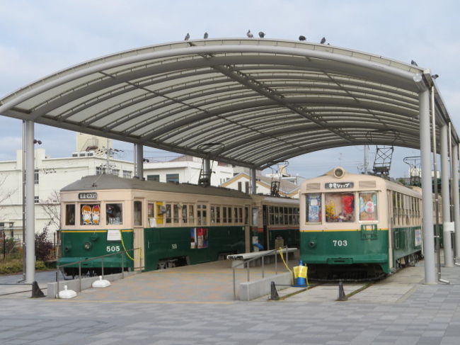 JR京都駅北口から西方面に歩きました、リーガロイヤルホテル、タキイのタネ前の山陰本線沿いを１５分程歩いて紅葉まつりが行われていた「梅小路公園」に行きました。<br /><br />梅小路公園は平成７年（１９９５年）に開園した都市公園、京都水族館、京都鉄道博物館があり多くの人が利用する公園、広い公園内を散策、ちびっこ広場・河原あそび場、紅葉が綺麗な散策路を歩いて中央広場前の市電ひろばに、懐かしい京都市電４両が展示されていて、電車を利用した休憩所、ショップがありました、現在運休中のチンチン電車のりばもありました。<br /><br />散策路を歩いて紅葉まつり期間中ライトアップが行われる朱雀の庭入口の緑の館に入りました、２階の京野菜レストランを利用してお庭を眺めながら休憩をしました、休憩後はいのちの森付近を歩いて山陰本線沿いを歩いて京都駅に戻りました。