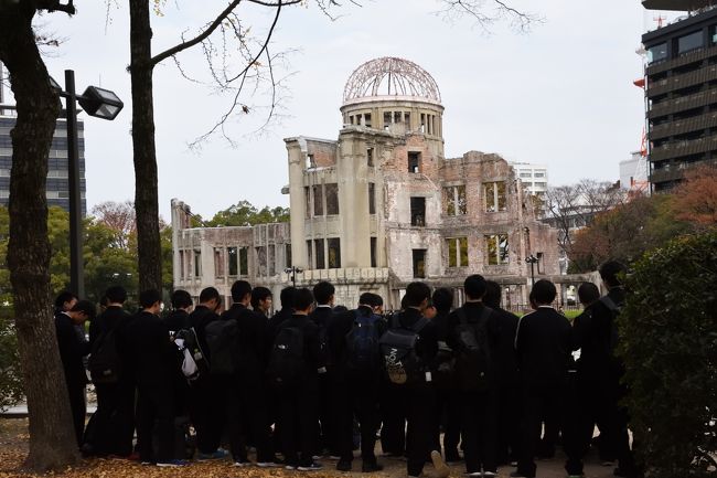 12月最初の日曜日、平和記念公園には大勢の生徒さん達が平和学習に訪れ、ボランティアガイドさんの話を熱心に聞き入っていました。負の世界遺産や原爆の子の像前で静かに黙祷している生徒さん達の姿がまぶしく映りました。