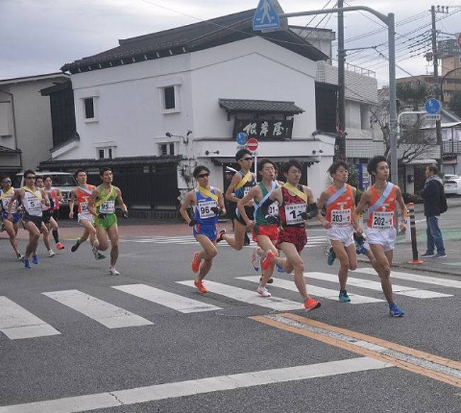 昭和１１年１２月６日ウブ声をあげた奥多摩駅伝。　第１回大会は青梅・住吉神社前をスタート奥多摩町氷川大橋間往復　　　<br />４２．５　Ｋｍの間で行われた。今回で８０回を迎えて記念大会でした。