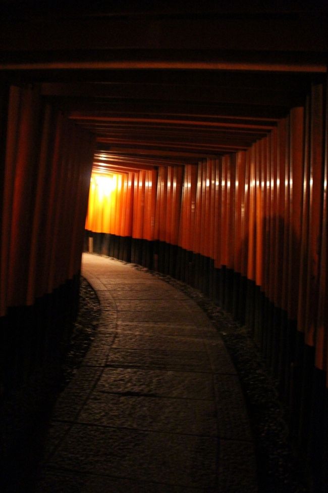 紅葉の時期の京都は一番混んでいると噂では聞いていました<br /><br />しかし、それほど人が集まる紅葉の魅力はどんなものなのか一度は見てみたいと２月から京都旅行を計画<br /><br />ホテルも混雑するということで２月に予約しました<br /><br />どこへ行くかも念入りに計画し、毎日朝から晩まで行動しましたが、楽しい３泊４日をすごすことができました(&#39;ω&#39;)<br /><br />２日目の勝林寺、伏見稲荷大社の旅行記です<br /><br />この旅行記が京都旅行の参考になれば幸いです♪<br /><br />１日目<br />https://4travel.jp/travelogue/11430030<br />２日目嵐山編<br />https://4travel.jp/travelogue/11430053<br />２日目雲龍院編<br />https://4travel.jp/travelogue/11430082<br />２日目正寿院編<br />https://4travel.jp/travelogue/11430092<br />３日目<br />https://4travel.jp/travelogue/11430123<br />４日目<br />https://4travel.jp/travelogue/11430319