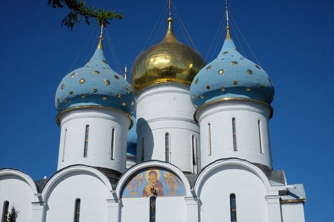 ツアーでロシアを旅行しました。実質的な最終日、モスクワの郊外にあるセルギエフ・ポサードに行き、「トロイツェ・セルギエフ大修道院」を見学しました。現地でガイドブックを買う余裕もなく、公式サイトなどインターネット上の情報も少ないので、「ここにこのような建物がありました」という程度の話をします。<br />