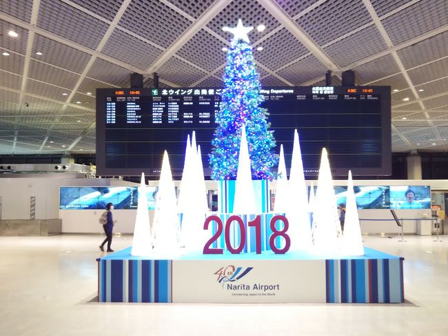 2013、2016年と走ったホノルルマラソン。今回で3回目となりました。先々週、大阪マラソンで42.195キロを走って、完走の目処は立っているので、あとは暑さとの闘いです。<br />本日、ホノルルに向けて出発し、本来であれば、成田空港まで空港行きの電車で行くところでしたが、都営地下鉄と京成が朝からダイヤ乱れのため、大崎駅から空港シャトルで成田空港に向かうことになりました。