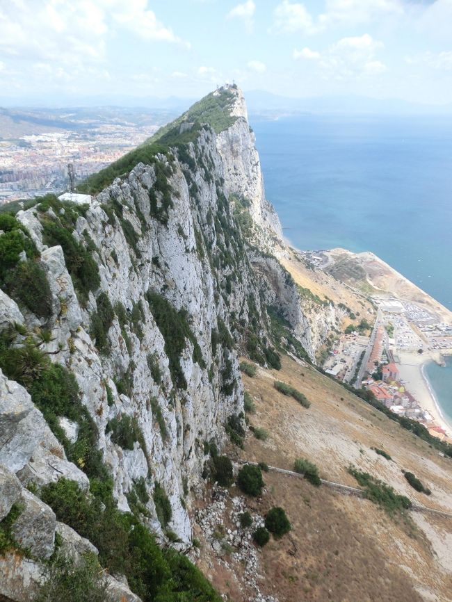 ジブラルタルは、イベリア半島の南東端に突き出した小半島を占める、イギリスの海外領土。<br />スペインを旅行しているのにパスポートを出して出入国審査を受けるとか、空港の滑走路を歩いて横切るとか　面白い経験をしました。<br />離陸する飛行機が目の前を通過していく様子も見ることができました。<br />ジブラルタルを象徴するターリクの山にロープウエイで登り、展望ポイントからの絶景を堪能しました。 <br />