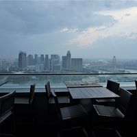 土砂降りだけど熟女2人は超高層でクラフトビール♪オフィス街のホーカーセンターでサテーも　懲りずにシンガポール2018年9月の旅3-2