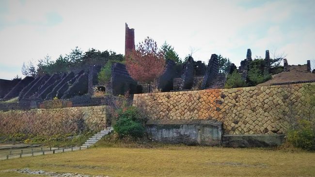 ３年に一度開かれる瀬戸内国際芸術祭（Setouchi Toriennale)でも有名な、直島を中心とする瀬戸内海の島々。<br />直島には２回ほど旅行したことがあるので、今回は、犬島と豊島を日帰りで旅してきました。<br />女性４人旅。<br />ほぼ、アート鑑賞オンリーの旅でした。<br /><br />問題は、広島からの行き方です。フェリーがあまり便数がないので、とても難しいです。<br />私たちは、結局、広島から岡山へは新幹線のぞみで移動し、<br />９：２５　　岡山発（ＪＲ赤穂）～　９：４２西大寺着<br />１０：０５　西大寺駅発（バス）～　１０：３５西宝伝着<br />１１：００　宝伝港発（旅客船）～　１１：１０犬島港着<br />　犬島見学（滞在時間１時間５０分）<br />１３：００　犬島港発（旅客船）～　１３：２５　家浦港着<br />　豊島見学（滞在時間約３時間）<br />１６：２５　家浦港発（旅客船）～　１６：５０　宇野港着<br />１７：０７　宇野駅発　～　１７：５９　岡山着<br /><br />という行程で行ってきました。ちょっと忙しかったです・・・。<br />３～１１月までと１２月～２月ではフェリーが変わりますのでご注意ください。<br />豊島では、「テシマサイト」という会社でガイドツアーをお願いしました。おすすめです！<br /><br />（表紙は犬島精錬所美術館）<br />