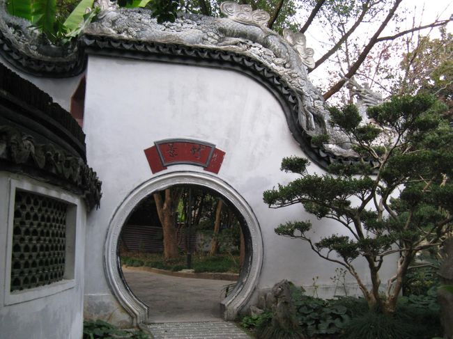 上海博物館 -> 新天地 -> 田子坊 -> 川沙公園<br /> 定番観光名所と、観光客は行かないと思われる公園を散策しました。<br /> 上海博物館は1日当たりの8000人の入場制限との事で、9時開館前に着く様にホテルを出ました。<br />
